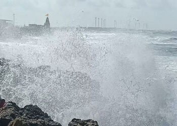 આકાશમાં વાદળો છવાયાં, વરસાદી માહોલ વચ્ચે પવન ફૂંકાતાં ગરમીમાં આંશિક રાહત | Clouds covered the sky wi…