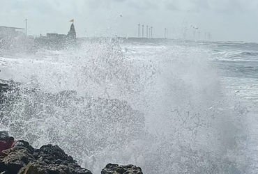 આકાશમાં વાદળો છવાયાં, વરસાદી માહોલ વચ્ચે પવન ફૂંકાતાં ગરમીમાં આંશિક રાહત | Clouds covered the sky wi…