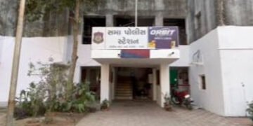 વડોદરામાં અટલાદરા બાદ સમા પોલીસ સ્ટેશને હલ્લાબોલ,દારૃના આરોપીને છોડાવવા ટોળાંએ ધાંધલ મચાવી | Crowds …