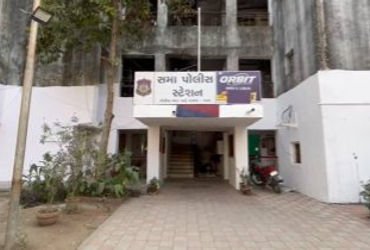 વડોદરામાં અટલાદરા બાદ સમા પોલીસ સ્ટેશને હલ્લાબોલ,દારૃના આરોપીને છોડાવવા ટોળાંએ ધાંધલ મચાવી | Crowds …