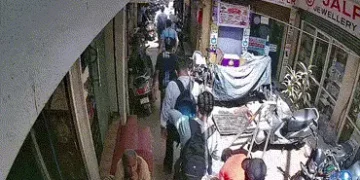 અમદાવાદ: માણેકચોકમાં ધોળા દિવસે વેપારીની બેગની ચેન ખોલી ₹9.61 લાખના દાગીનાની ચોરી, ઘટના CCTV કેમેરામ…