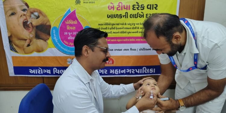 પશ્ચિમ રેલવેના ભાવનગર મંડળે પલ્સ પોલિયો અભિયાનમાં સર્જ્યો કીર્તિમાન પ્રથમ જ દિવસે 3,569 બાળકોને પોલિ…