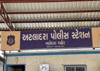 અટલાદરાના એક પોલીસ જવાનની ભૂમિકા શંકાના દાયરામાં | The role of a policeman from Atladara is under su…