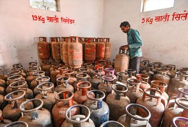 મોંઘવારીનો ઝટકો: કોમર્શિયલ LPG સિલિન્ડરમાં ₹42 અને 5 કિલોવાળામાં ₹11નો તોતિંગ વધારો | Commercial LPG…