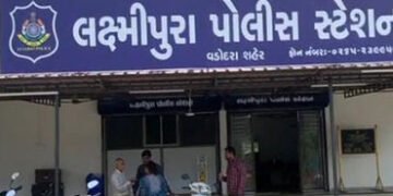 જાંબાઝ મહિલાએ લોહીલુહાણ હાલતમાં હુમલાખોરનો સામનો કરી દબોચી લીધો, લોકો મદદે આવ્યા | Brave woman confr…