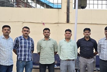 ટ્રેનના શૌચાલયની છતમાં છુપાવેલો રૃા.૫૬.૯૫ લાખ કિંમતનો ગાંજાનો જથ્થો મળ્યો | ganjo caught in train wa…
