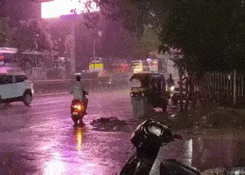 ગુજરાતમાં મિની વાવાઝોડા સાથે તોફાની વરસાદ: અનેક જિલ્લાઓમાં વૃક્ષો ધરાશાયી, વીજળી ગુલ થતાં અંધારપટ | …
