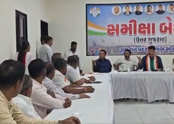 મહેસાણામાં કોંગ્રેસની સમીક્ષા બેઠકમાં IB અધિકારીઓ ઘૂસી જતાં ભારે હોબાળો, કોંગ્રેસનો ટોણો-‘પોલીસ કેસર…