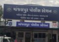 વડોદરામાં સ્કૂલ વર્ધી વાન ચલાવતા યુવક પર ધારીયા વડે હુમલો | A young man driving a school van was att…