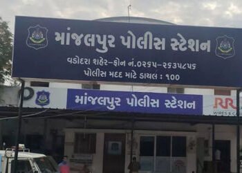 વડોદરામાં સ્કૂલ વર્ધી વાન ચલાવતા યુવક પર ધારીયા વડે હુમલો | A young man driving a school van was att…