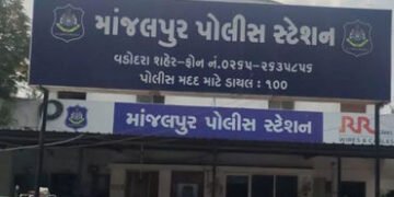 વડોદરામાં સ્કૂલ વર્ધી વાન ચલાવતા યુવક પર ધારીયા વડે હુમલો | A young man driving a school van was att…