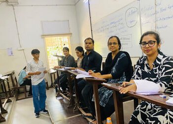 કોમર્સના ડીન પર હુમલાના વિરોધમાં અધ્યાપકોએ કાળા કપડા પહેરીને ફરજ બજાવી | teachers of commerce facult…