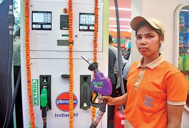 ભારતમાં E85 ફ્યુઅલ લોન્ચ : ફ્લેક્સ-ફ્યુઅલ વ્હીકલ્સને લિટરે રૂ.20નો ફાયદો | E85 fuel launched in Indi…