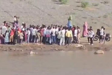 અંબાજીમાં તળાવમાં નહાવા પડેલા બે સગા ભાઈઓ સહિત 3 બાળકોના કરુણ મોત, કોન્ટ્રાક્ટર પર ગંભીર આરોપ | amba…