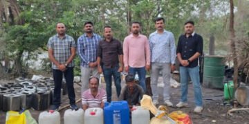 જામનગર: જામજોધપુરના ગોરખડી ગામે નદી કિનારે ચાલતી દેશી દારૂની ભઠ્ઠી પર પોલીસના દરોડો, બે આરોપીની ધરપક…