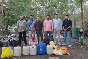 જામનગર: જામજોધપુરના ગોરખડી ગામે નદી કિનારે ચાલતી દેશી દારૂની ભઠ્ઠી પર પોલીસના દરોડો, બે આરોપીની ધરપક…