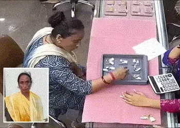અમદાવાદ: ગ્રાહક બની સોનાના દાગીના ચોરતી શાતિર મહિલાને પોલીસે ઝડપી પાડી, ચાર ચોરીનો ભેદ ઉકેલાયો | Ahm…