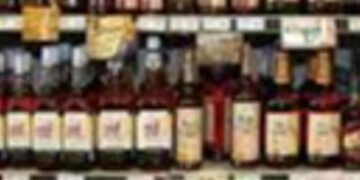 આજવારોડ પર દારૃનો ધંધો કરતી મહિલા પકડાઇ | Woman caught selling liquor on Aajwar Road