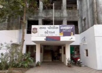 વડોદરાના એન્ટ્રી પોઇન્ટ પર આવેલી દુમાડ ચેક પોસ્ટ પર SRP જવાન નશામાં ચૂર હાલતમાં પકડાયો | drunk SRP j…