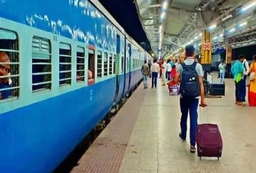 ચાર્ટ બની ગયા બાદ ટિકિટ વેઈટિંગ જ હોય તો ચિંતા ના કરશો? આ રીતે કન્ફર્મ ટિકિટ મેળવો | You can get a c…