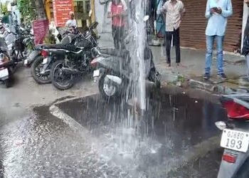 કોઠી ચાર રસ્તા પાસે પાણીની મુખ્ય લાઈનમાં લીકેજ, લાખો લિટર પીવાના પાણીનો વેડફાટ | Vadodara: Leakage i…