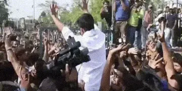 VIDEO: જયપુરમાં કોકરોચ જનતા પાર્ટીના ફાઉન્ડર પર હુમલો, અભિજીત દીપકેને યુવકે માર્યા લાફા | cockroach …