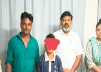 વડોદરાની સંસ્થામાં ચાર મહિનાથી રહેતા કિશોરના ફોટા પરથી મુંબઇ પોલીસે પરિવારને શોધી કાઢ્યો | Mumbai po…