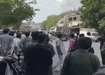 અમદાવાદ: ગીતામંદિર પાસે ગેસ એજન્સીમાં સિલિન્ડર બ્લાસ્ટ, 3 લોકો દાઝ્યા, ફાયર બ્રિગેડે 70 જેટલા બાટલા …