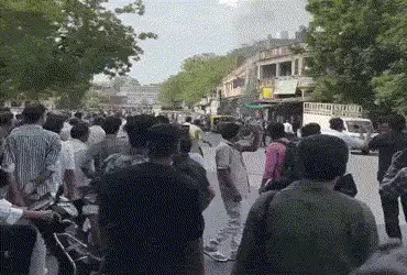 અમદાવાદ: ગીતામંદિર પાસે ગેસ એજન્સીમાં સિલિન્ડર બ્લાસ્ટ, 3 લોકો દાઝ્યા, ફાયર બ્રિગેડે 70 જેટલા બાટલા …