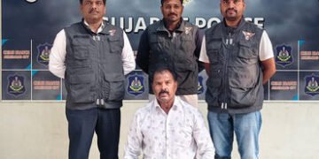 અમદાવાદ : રાધીકા જીમખાના કેસમાં પેરોલ જમ્પ કરી ફરાર થઇ જનાર શુટર ઝડપાયો | ahmedabad crime branch nab…