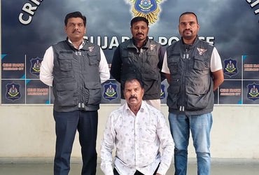 અમદાવાદ : રાધીકા જીમખાના કેસમાં પેરોલ જમ્પ કરી ફરાર થઇ જનાર શુટર ઝડપાયો | ahmedabad crime branch nab…