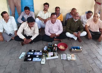 અમદાવાદ: દરિયાપુરમાં ટોકન સિસ્ટમથી ચાલતું જુગારધામ પકડાયું; સ્થાનિક પોલીસની સંડોવણીની તપાસ શરૂ | ahm…