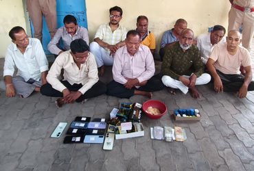 અમદાવાદ: દરિયાપુરમાં ટોકન સિસ્ટમથી ચાલતું જુગારધામ પકડાયું; સ્થાનિક પોલીસની સંડોવણીની તપાસ શરૂ | ahm…