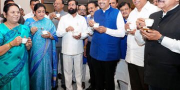 6 સાંસદો બાદ 14 ધારાસભ્યો પણ શિંદે સેનામાં જોડાવા તૈયાર, ઉદ્ધવ ધૂંઆપૂંઆ, ઈમર્જન્સી બેઠક | maharashtr…