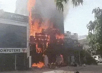 VIDEO : લખનૌના કોચિંગ સેન્ટરમાં વિકરાળ આગ, વિદ્યાર્થીઓ જીવ બચાવવા કૂદ્યા, અનેક લોકો ફસાયા હોવાની આશં…
