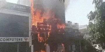 VIDEO : લખનૌના કોચિંગ સેન્ટરમાં વિકરાળ આગ, વિદ્યાર્થીઓ જીવ બચાવવા કૂદ્યા, અનેક લોકો ફસાયા હોવાની આશં…