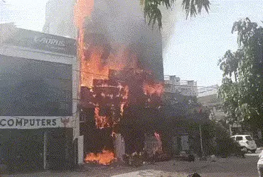 VIDEO : લખનૌના કોચિંગ સેન્ટરમાં વિકરાળ આગ, વિદ્યાર્થીઓ જીવ બચાવવા કૂદ્યા, અનેક લોકો ફસાયા હોવાની આશં…