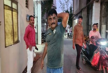 જામનગર પાલિકાના દબાણ હટાવ વિભાગના કર્મચારીઓ પર જીવલેણ હુમલો કરનારા આરોપીઓ સામે ગુનો નોંધાયો | Jamnag…