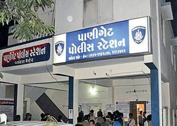 વડોદરાના રાજરાણી તળાવ પાસે ગાંજાનું વેચાણ કરતા કેરીયર ઝડપાયો | Ganja Peddler Caught Red Handed Near …