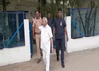 VIDEO: કલોલ નજીક પૂર્વ નાયબ મુખ્યમંત્રી નીતિન પટેલને થયો ટ્રાફિક જામનો કડવો અનુભવ, પોલીસનો ઉધડો લીધો…