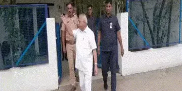 VIDEO: કલોલ નજીક પૂર્વ નાયબ મુખ્યમંત્રી નીતિન પટેલને થયો ટ્રાફિક જામનો કડવો અનુભવ, પોલીસનો ઉધડો લીધો…