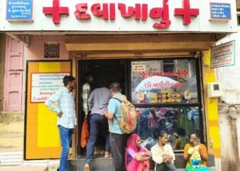 ધોળીકૂઈ (કપડવંજ) ખાતે નાના બાળકો માટેની “રતવાની દવા”ના નામે ચાલતા બિનઅધિકૃત ઉત્પાદન અને વેચાણ નેટવર્…