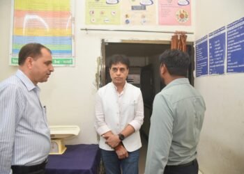 આરોગ્ય અને પરિવાર કલ્યાણ રાજ્યમંત્રી શ્રી પ્રફુલ પાનશેરીયાએ પડધરી સામૂહિક આરોગ્ય કેન્દ્રની ઓચિંતી મુ…