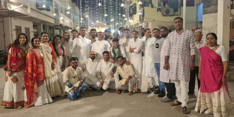 પાર્ટી પ્લોટને ટક્કર મારતા શિવ શક્તિ એપાર્ટમેન્ટના સફેદ પરિનદોએ બોલાવી ગરબાની રમઝટ