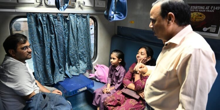 ભાવનગર મંડળના મંડળ રેલવે પ્રબંધક શ્રી દિનેશ વર્માએ ભાવનગર ટર્મિનસ ખાતે મુસાફરો સાથે કર્યો જનસંવાદ