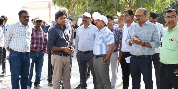 મંડળ રેલ પ્રબંધક શ્રી દિનેશ વર્માએ ખીજડિયા અને અમરેલી સેક્શનમાં બ્રોડગેજ નિર્માણ કાર્યોનું વિસ્તૃત સ…
